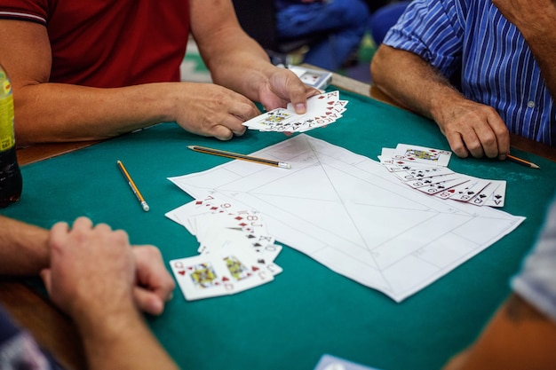 Vue rapprochée des cartes en mains