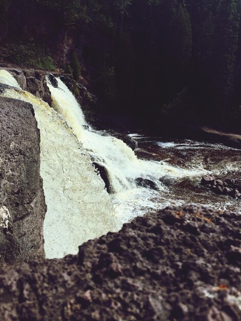 Photo vue rapprochée d'une cascade dans la forêt