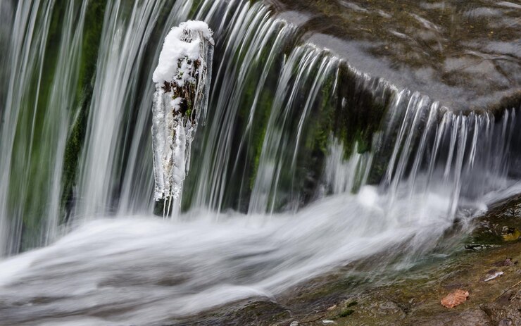 Photo vue rapprochée de la cascade sur un fond flou