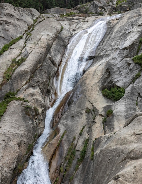 Vue rapprochée de la cascade de la vallée de Khyber Pakhtunkhwa kumrat