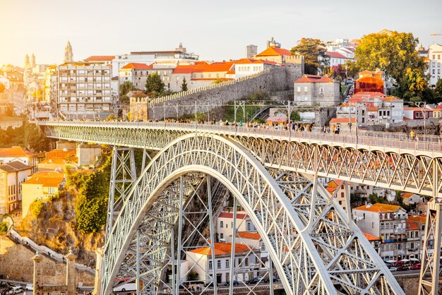 Vue rapprochée sur le célèbre pont de fer Luis dans la ville de Porto, Portugal