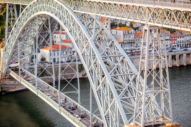 Vue rapprochée sur le célèbre pont de fer Luis dans la ville de Porto, Portugal