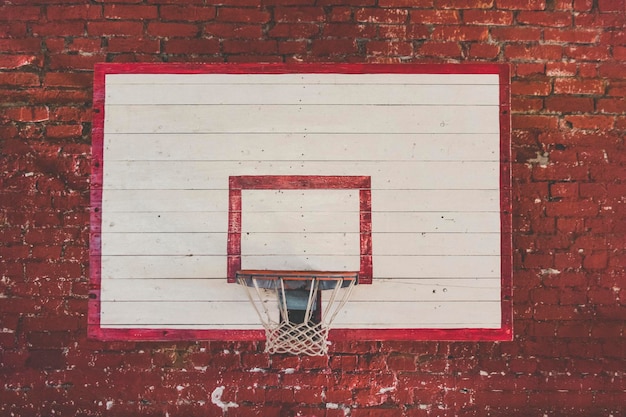 Photo vue rapprochée d'un cerceau de basket sur un mur de briques