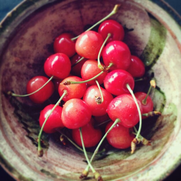 Photo vue rapprochée des cerises dans le bol