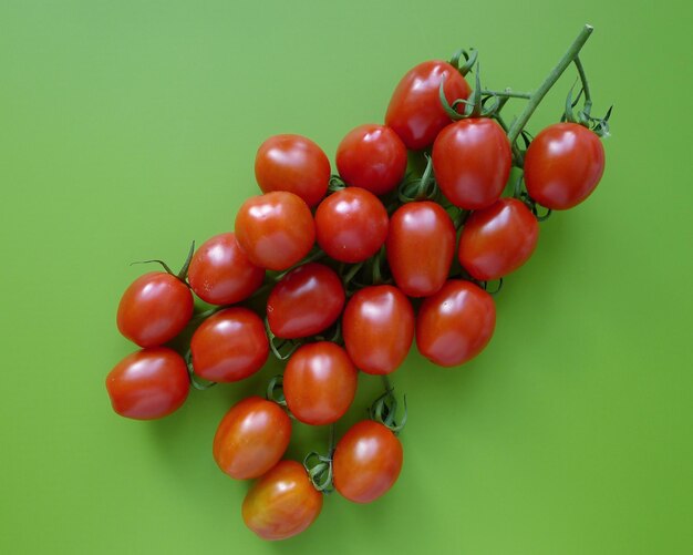 Vue rapprochée des cerises sur fond rouge