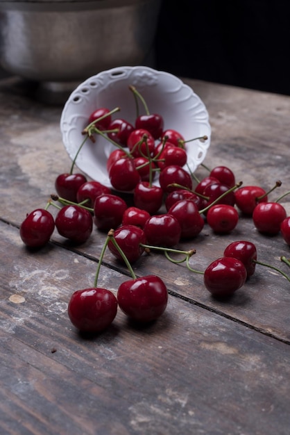 Vue rapprochée des cerises sur la table
