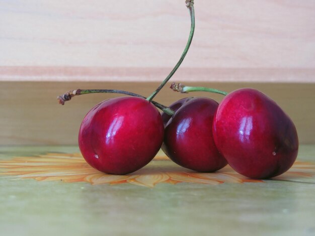 Vue rapprochée des cerises sur la table