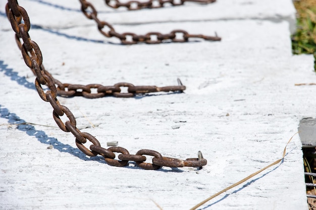 Photo vue rapprochée d'une chaîne rouillée sur le terrain en hiver