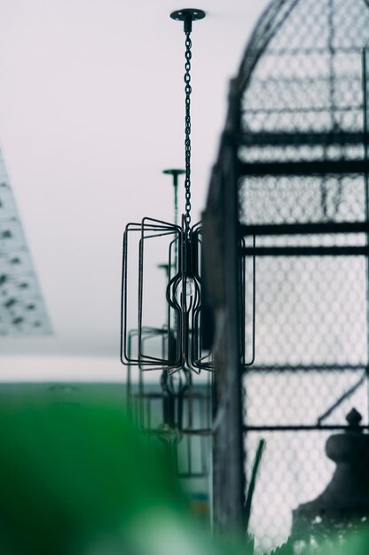 Photo vue rapprochée d'une chaîne suspendue à un bâtiment