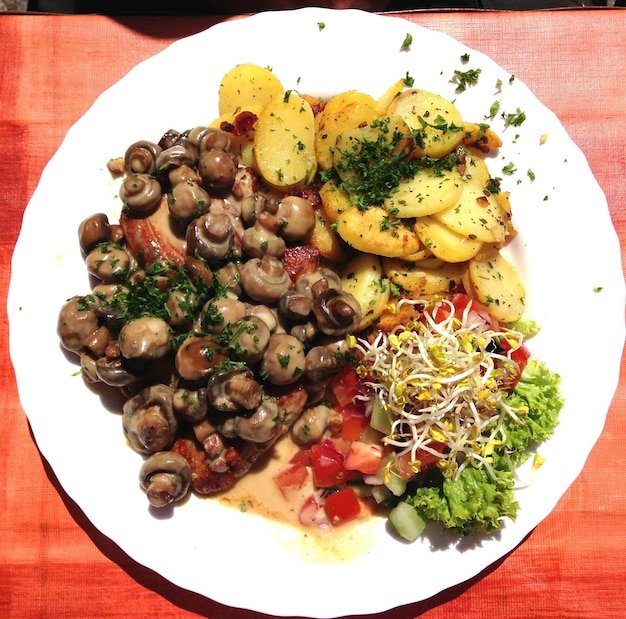 Photo vue rapprochée d'un champignon servi avec des pommes de terre sur la table