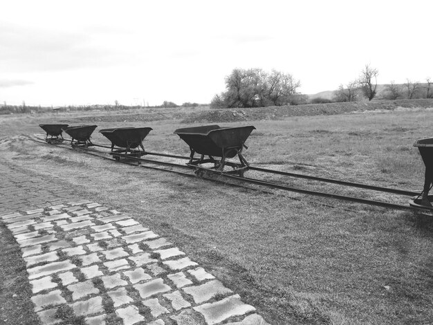 Photo vue rapprochée des chariots sur les voies ferrées dans l'herbe