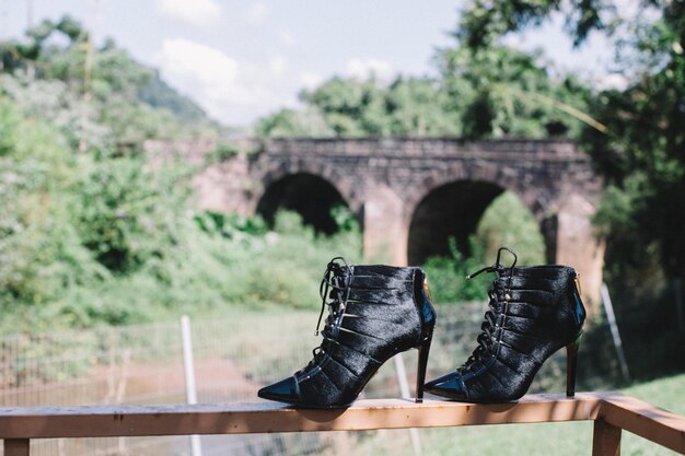 Vue rapprochée des chaussures sur le mur de pierre