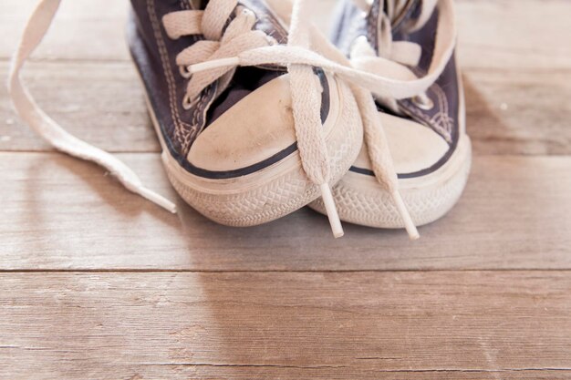 Photo vue rapprochée des chaussures sur la table