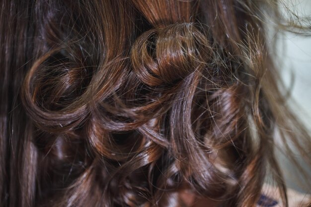 Vue rapprochée des cheveux bruns