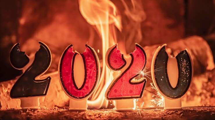 Photo vue rapprochée des chiffres de 2020 brûlant sur la table