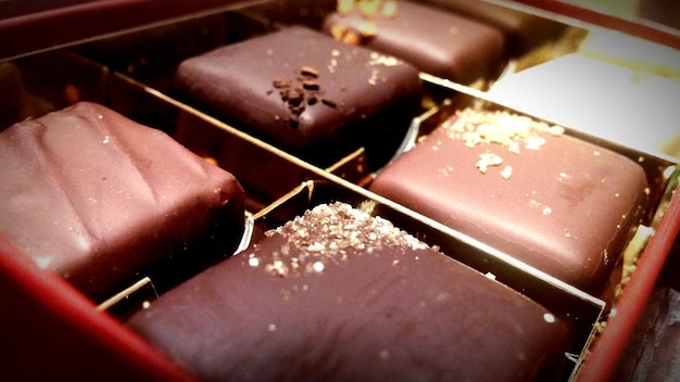 Photo vue rapprochée des chocolats dans la boîte