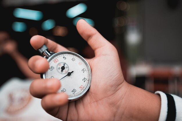 Photo vue rapprochée d'un chronomètre à la main