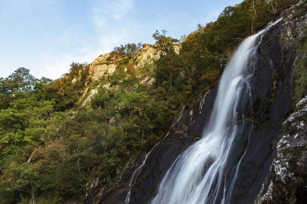 Vue rapprochée des chutes d'Aber au Pays de Galles