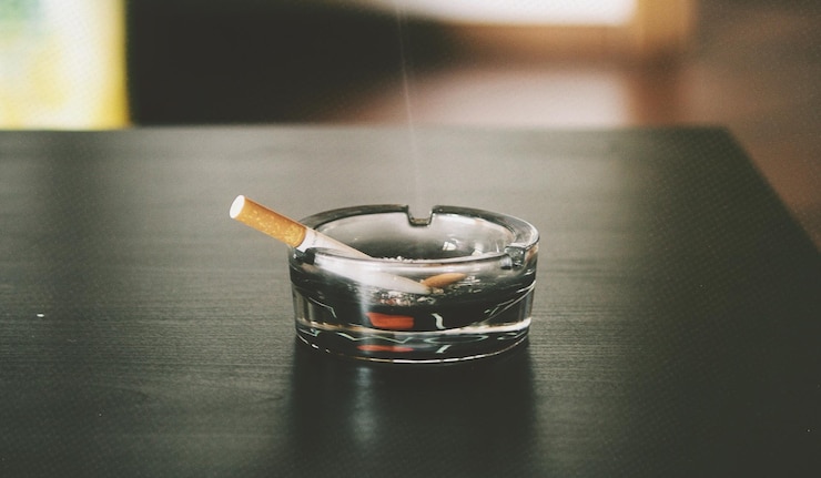 Photo vue rapprochée d'une cigarette dans un cendrier sur la table