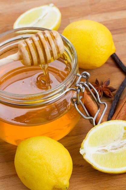 Vue rapprochée de citrons et d'un pot de miel