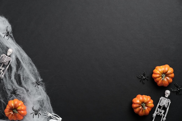 Vue rapprochée d'une citrouille orange sur table sur un fond noir