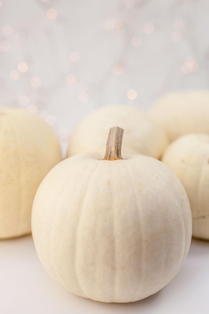 Photo vue rapprochée des citrouilles blanches sur la table