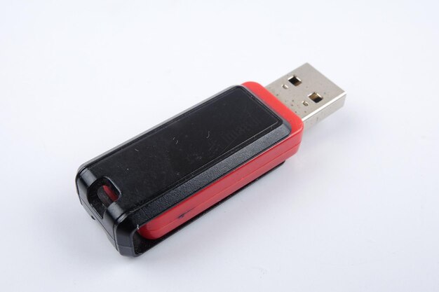 Vue rapprochée d'une clé USB sur fond blanc