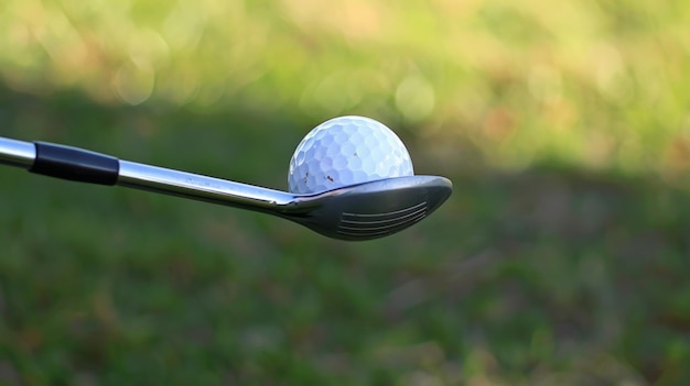 Vue rapprochée d'un club de golf et d'une balle de golf