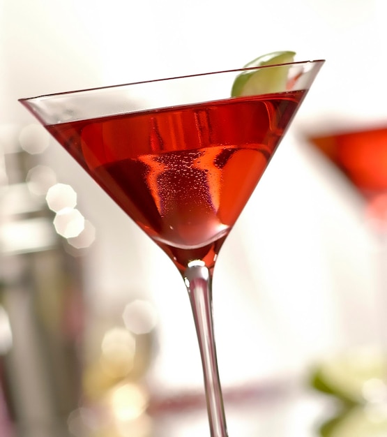 Vue rapprochée d'un cocktail dans un verre de martini