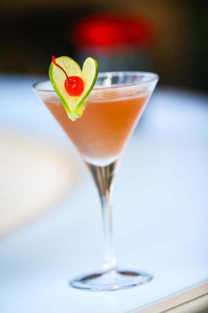 Vue rapprochée d'un cocktail servi sur la table