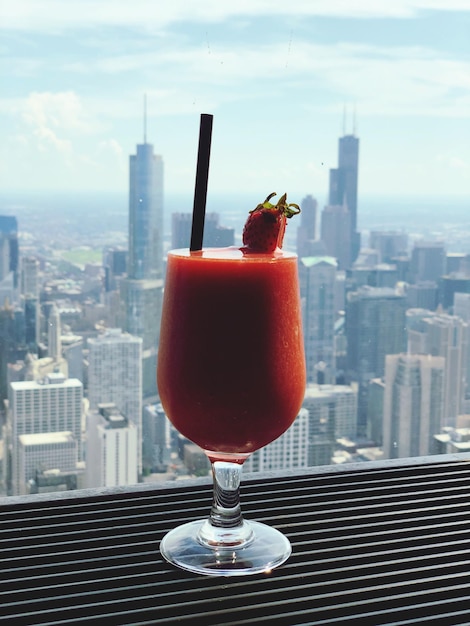 Photo vue rapprochée d'un cocktail sur la table d'un restaurant