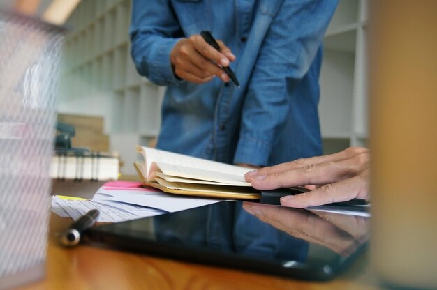 Vue rapprochée de collègues d'affaires travaillant au bureau