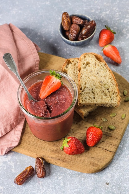 Photo vue rapprochée de la confiture de fraises dans le bol