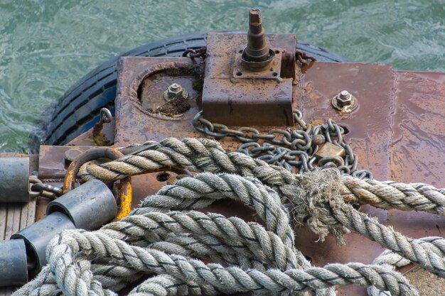 Photo vue rapprochée d'une corde attachée à un bateau amarré en mer
