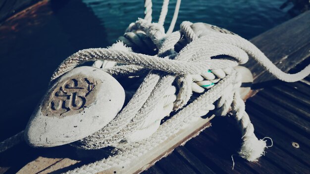 Photo vue rapprochée d'une corde attachée sur un bateau au port