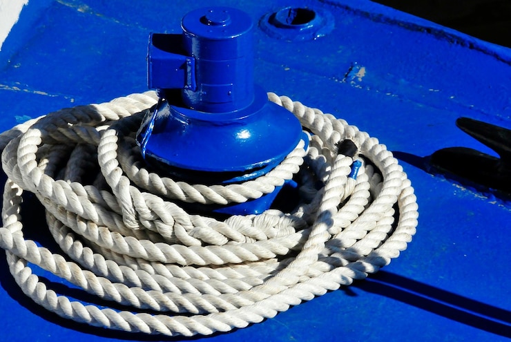 Photo vue rapprochée d'une corde attachée à un bateau