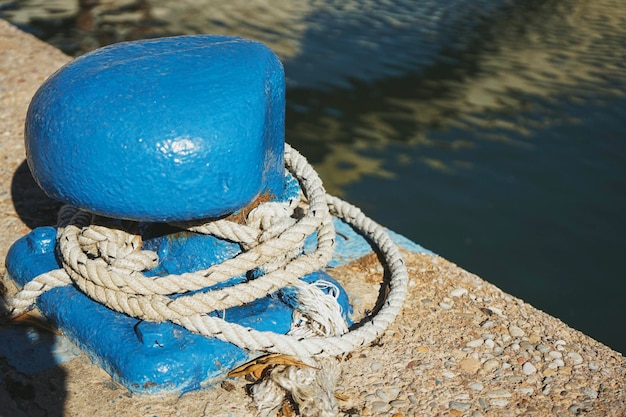 Photo vue rapprochée d'une corde attachée à un bateau