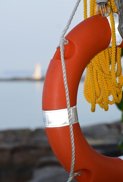 Photo vue rapprochée d'une corde attachée à un bollard contre la mer