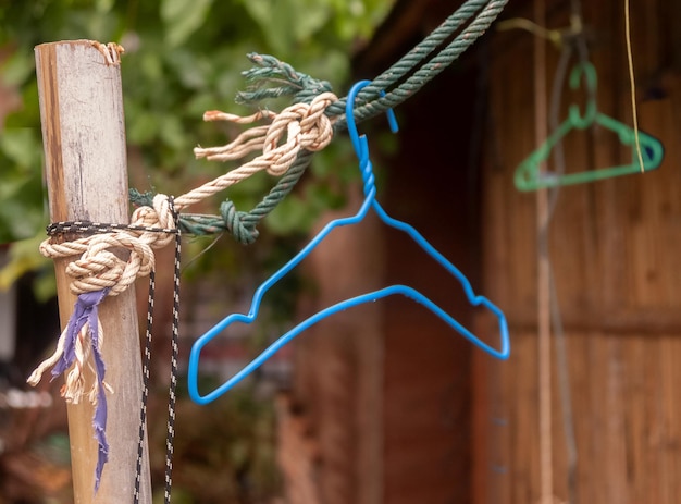 Photo vue rapprochée d'une corde attachée à un poteau de bois