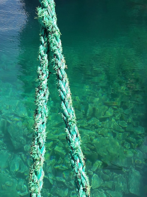 Photo vue rapprochée de la corde dans l'eau