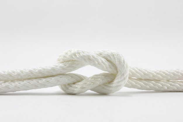 Photo vue rapprochée d'une corde avec un nœud attaché sur fond blanc