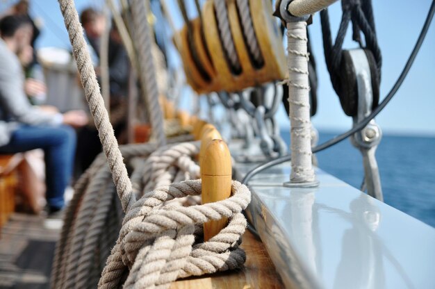 Photo vue rapprochée des cordes sur un bateau en mer