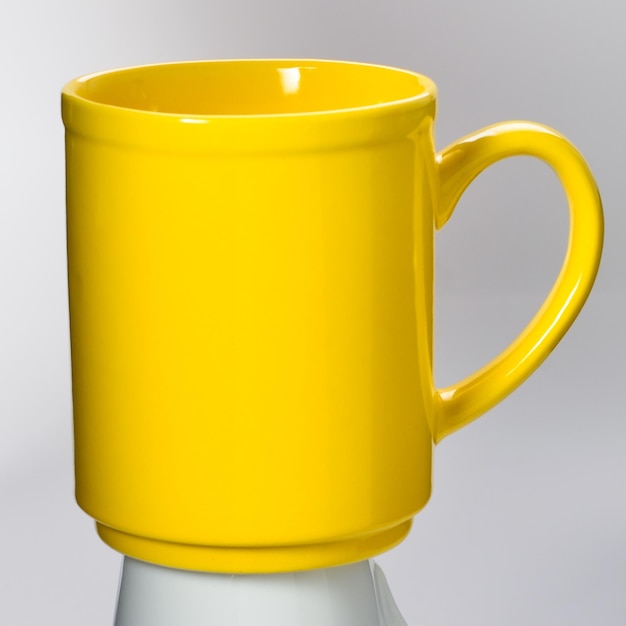 Vue rapprochée de la coupe jaune sur fond blanc