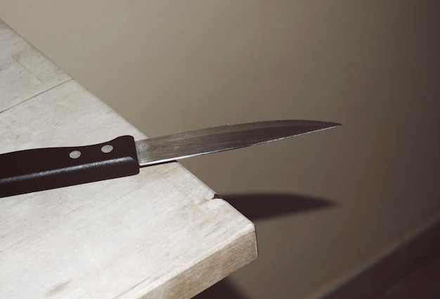 Vue rapprochée d'un couteau de cuisine sur la table