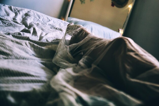 Photo vue rapprochée d'une couverture sur le lit à la maison