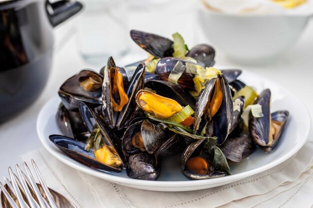 Photo vue rapprochée d'un crabe dans une assiette sur table