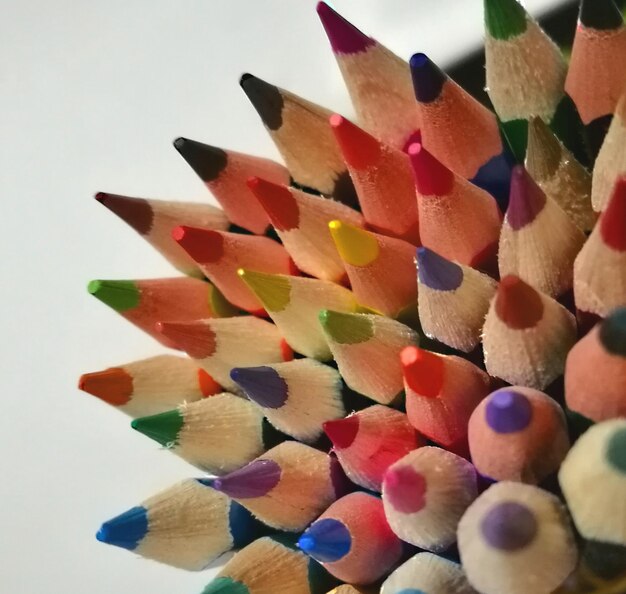 Photo vue rapprochée des crayons de couleur sur fond blanc