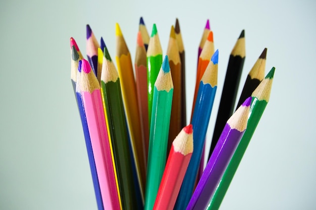 Vue rapprochée des crayons de couleur sur fond blanc