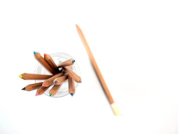Photo vue rapprochée des crayons de couleur sur fond blanc