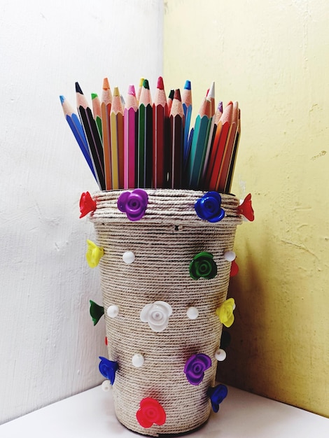 Photo vue rapprochée des crayons de couleur sur la table